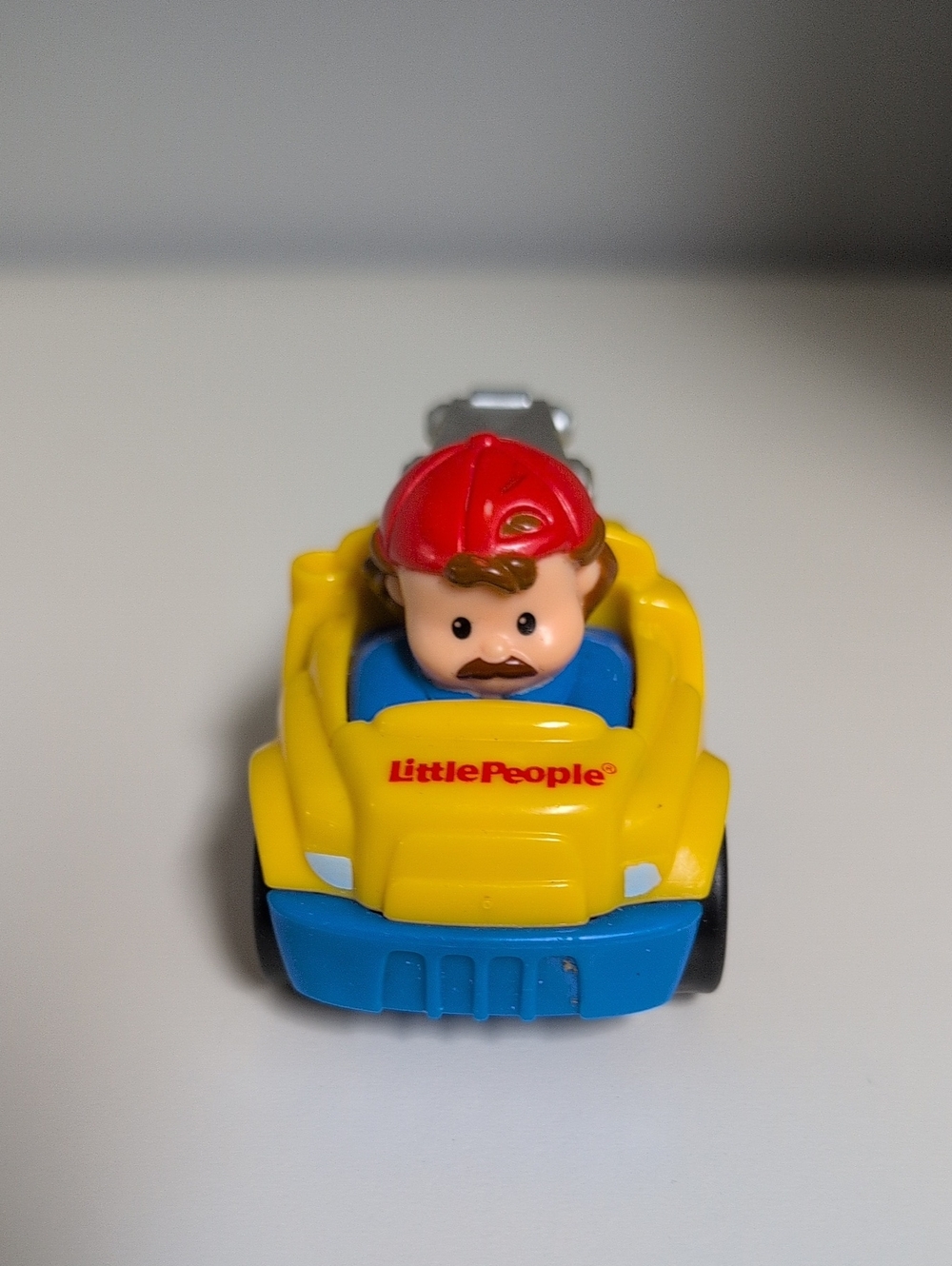 🩵3/$20🩵 Fisher Price Little People Yellow Tow Truck Man Red Hat 2009 Mattel